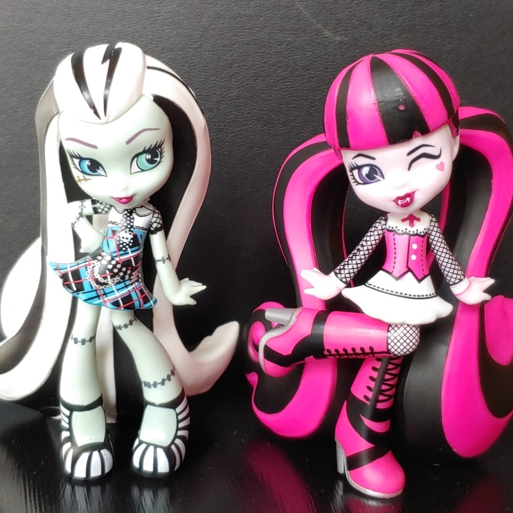 Frankie and Draculaura figures from monster high